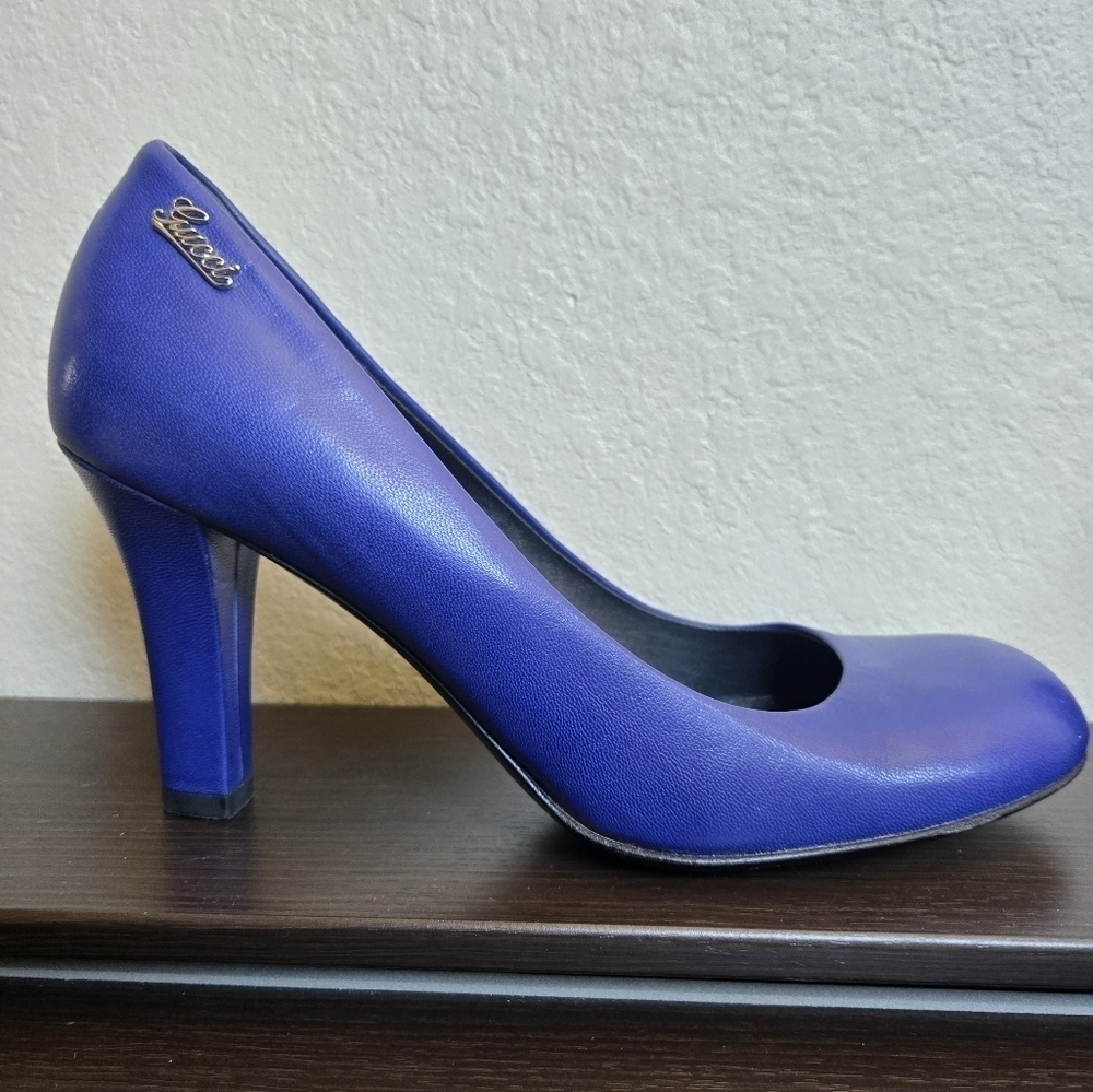 Gucci Blue Leather Script Logo Pumps 38.5 US 8.5 made in Italy 3.5" heel